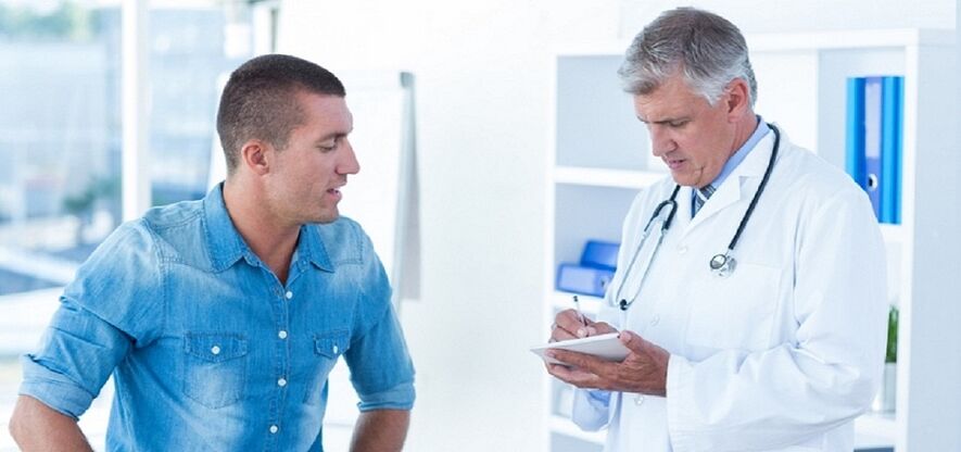 doktor hastaya prostatit için bir cihaz önerir