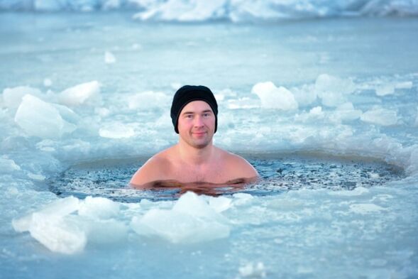 prostatiti önlemenin bir yöntemi olarak bir buz deliğinde yüzmek